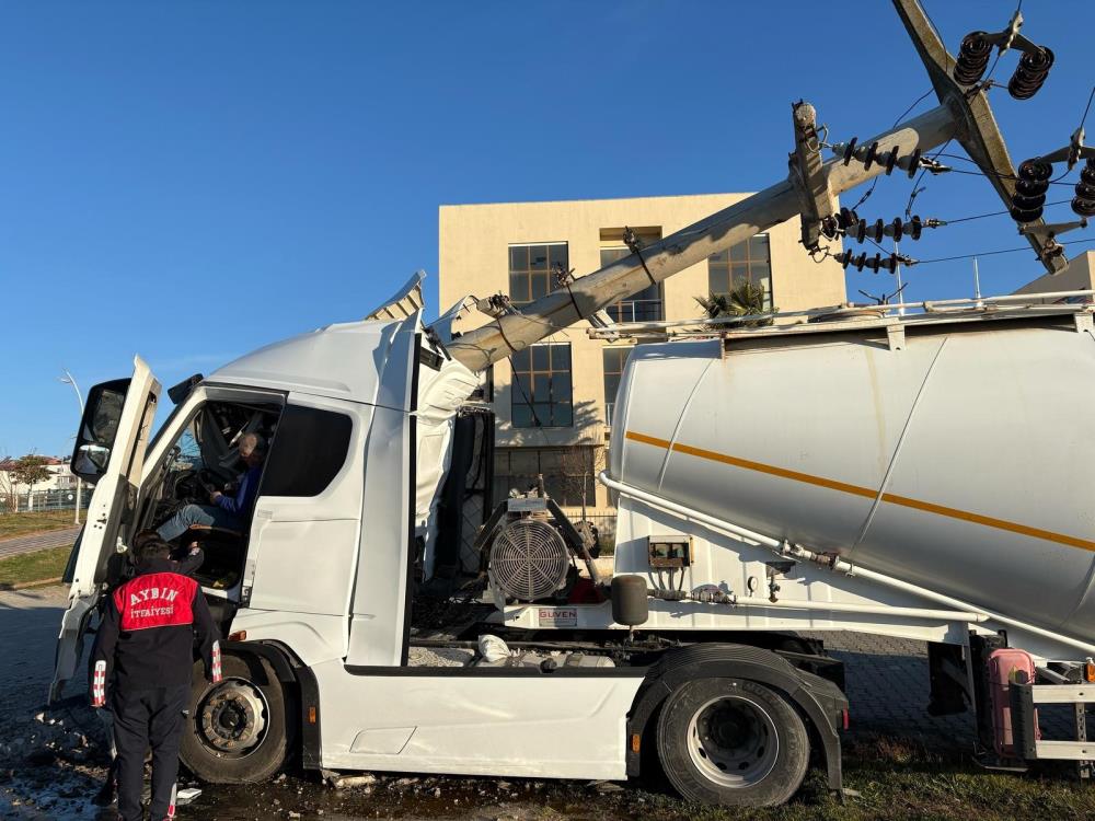 Aydın'da kontrolden çıkan, tır beton direğe çarptı!-1