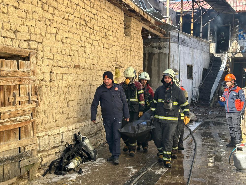 Uşak'ta ev alevlere teslim oldu! Yaşlı kadın hayatını kaybetti