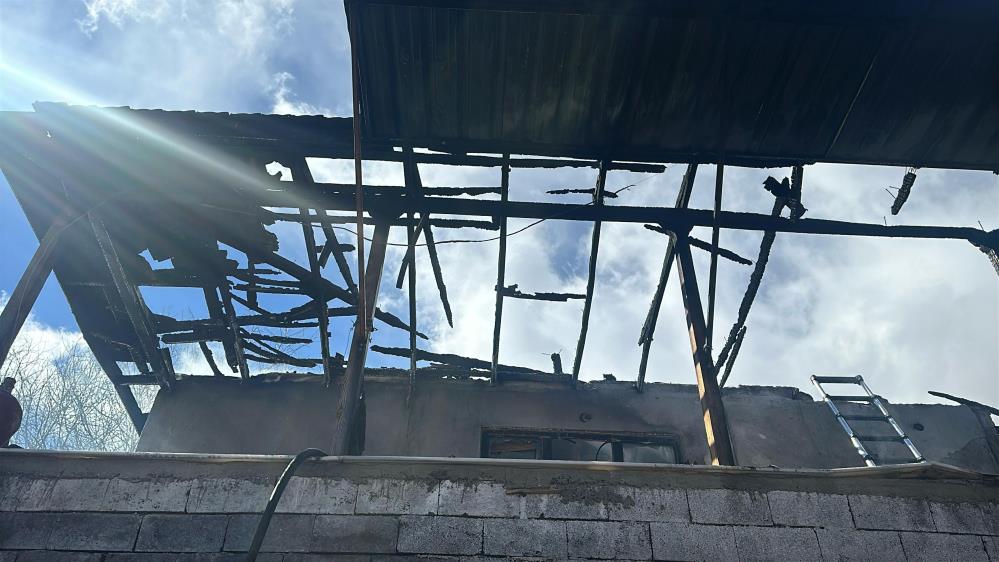 Uşak'ta ev alevlere teslim oldu! Yaşlı kadın hayatını kaybetti