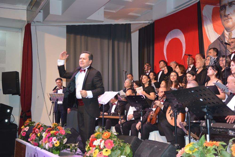 Manisa'da Türk Sanat Müziği korosundan unutulmaz bir konser!