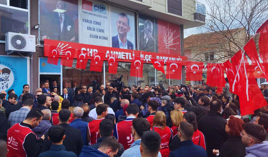 Cumhuriyet Halk Partisi (Chp) Genel Başkanı Özgür Özel, Manisa’da Ahmetli Belediyesi’ni Ziyaret Etti. Chp Lideri Özel Partisinin Ahmetli Ve Manisa’daki Seçim Başarısını Değerlendirerek, Ilçede Ger (2)