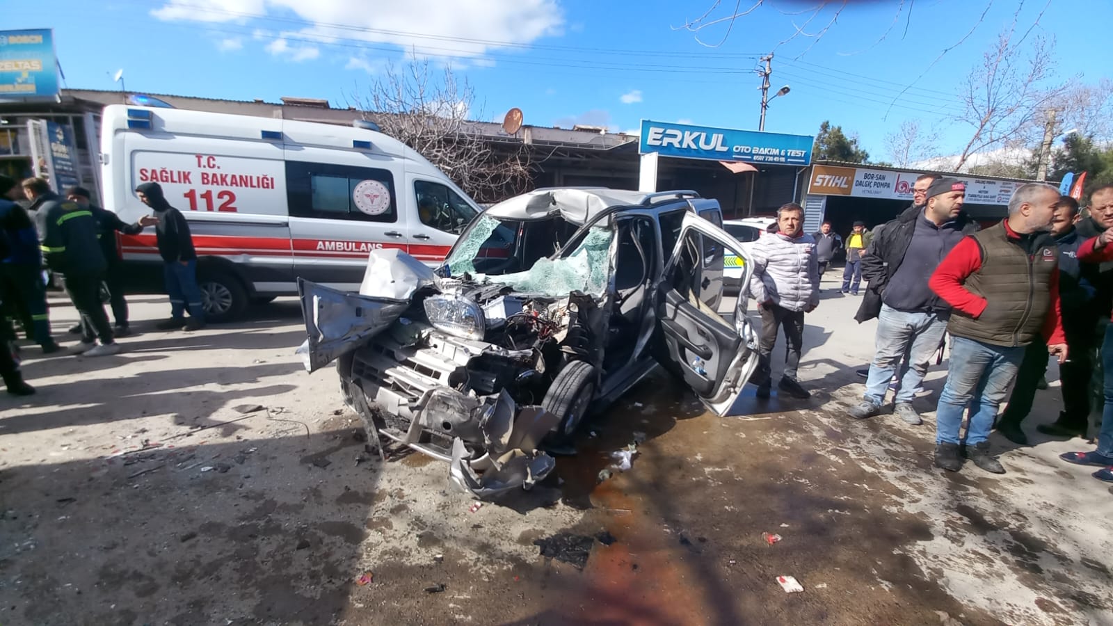 Manisa'da hafif ticari araç, kamyonete arkadan çarptı: 1'i ağır 2 yaralı