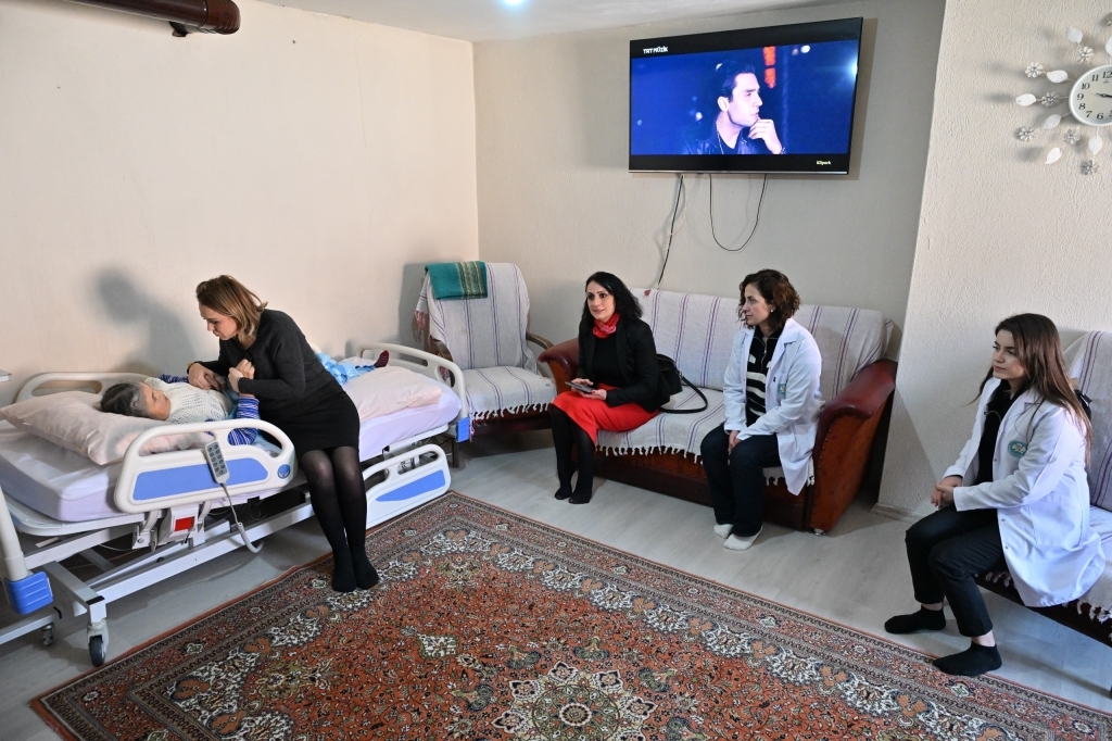 Manisa Büyükşehir Belediyesi Evde Bakım Hizmeti Ile Vatandaşların Yanında! (2)