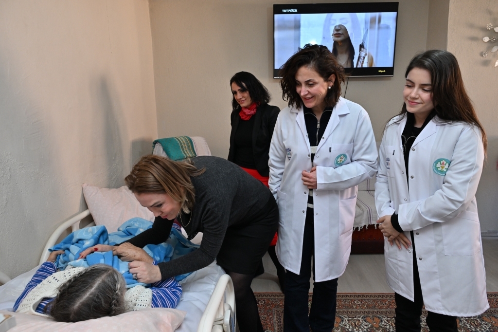 Manisa Büyükşehir Belediyesi Evde Bakım Hizmeti Ile Vatandaşların Yanında! (3)