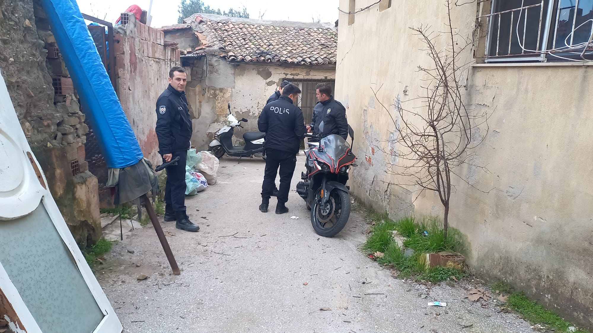 Manisa'da Kaçak Kazı Yapan 4 Kişi Suçüstü Yakalandı (2)