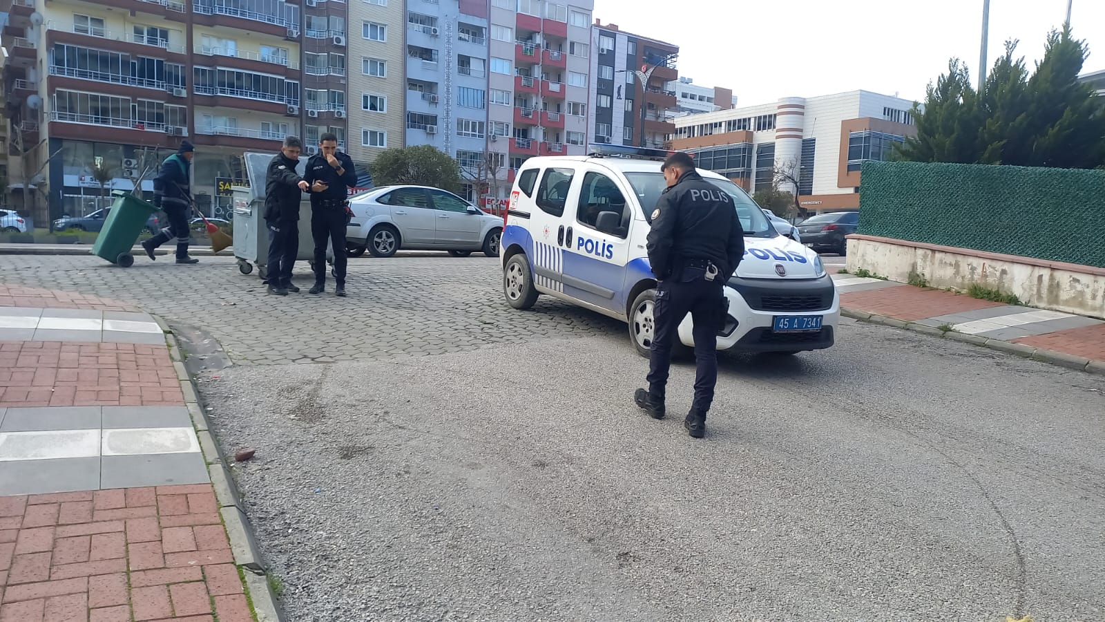 Mani̇sa'da Otomobi̇li̇ni̇n İçi̇nde Si̇lahli Saldiriya Uğrayan Ki̇şi̇ Yaralandi (2)