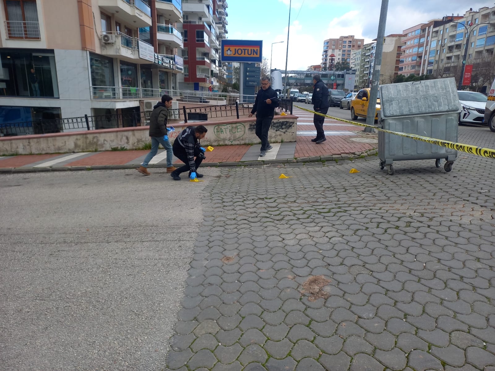 Mani̇sa'da Otomobi̇li̇ni̇n İçi̇nde Si̇lahli Saldiriya Uğrayan Ki̇şi̇ Yaralandi (3)