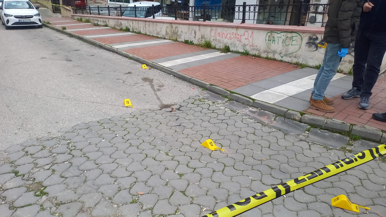 Mani̇sa'da Otomobi̇li̇ni̇n İçi̇nde Si̇lahli Saldiriya Uğrayan Ki̇şi̇ Yaralandi (5)