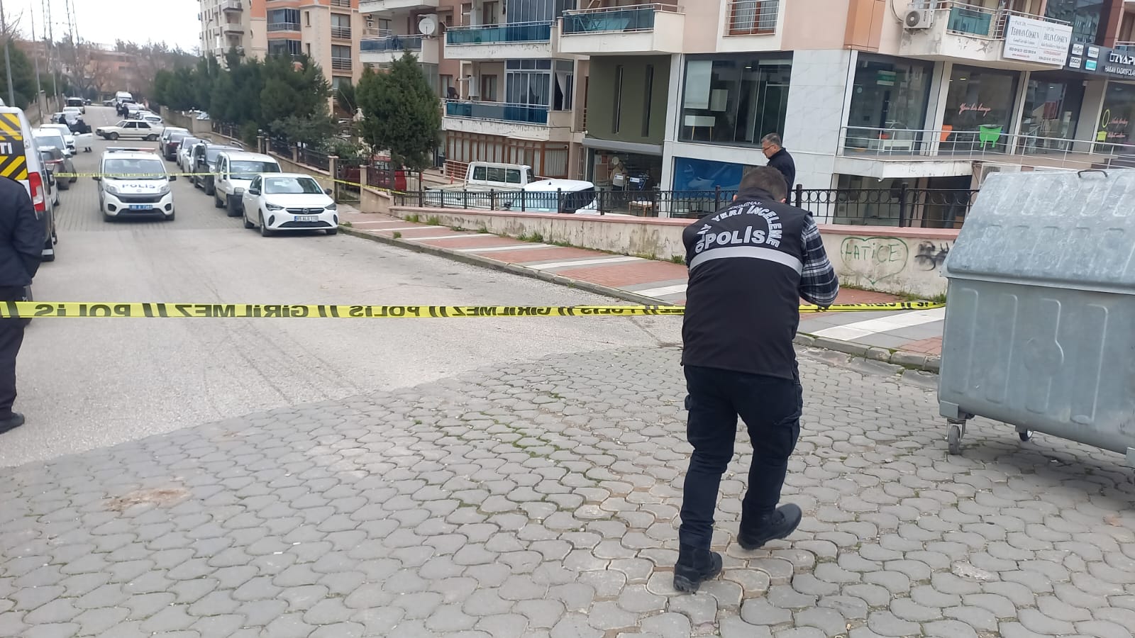 Mani̇sa'da Otomobi̇li̇ni̇n İçi̇nde Si̇lahli Saldiriya Uğrayan Ki̇şi̇ Yaralandi (6)