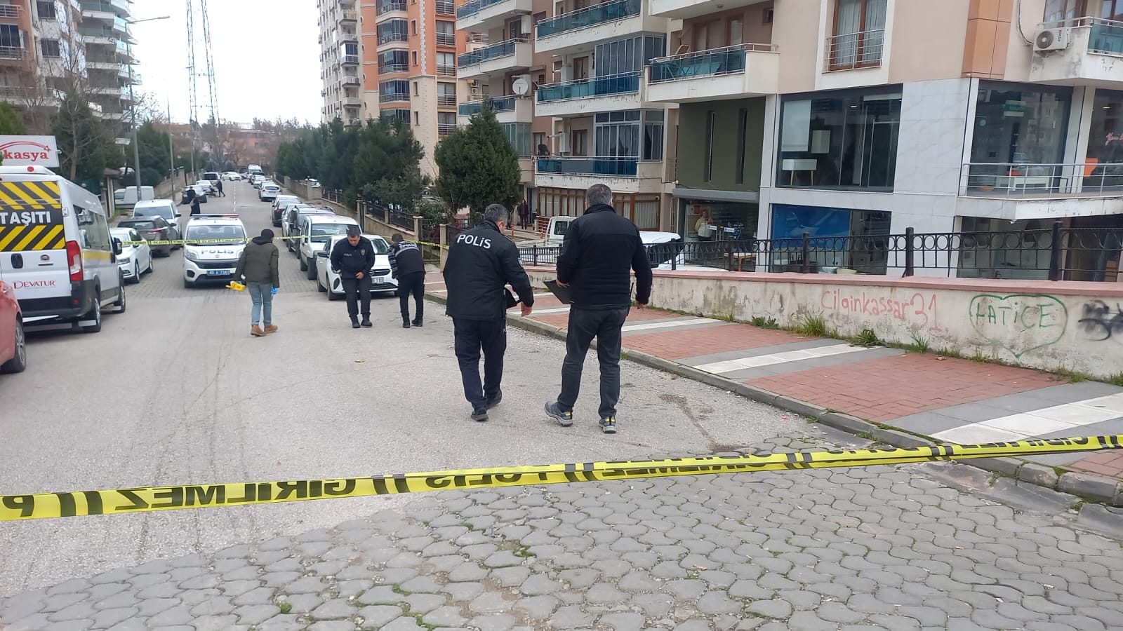 Mani̇sa'da Otomobi̇li̇ni̇n İçi̇nde Si̇lahli Saldiriya Uğrayan Ki̇şi̇ Yaralandi (8)