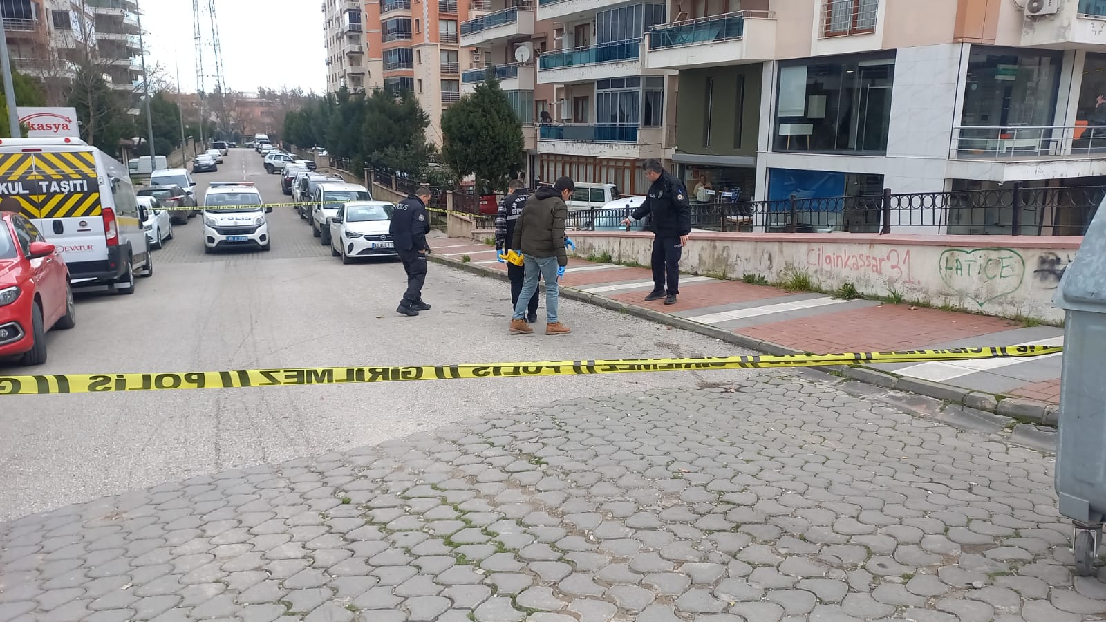 Mani̇sa'da Otomobi̇li̇ni̇n İçi̇nde Si̇lahli Saldiriya Uğrayan Ki̇şi̇ Yaralandi (9)