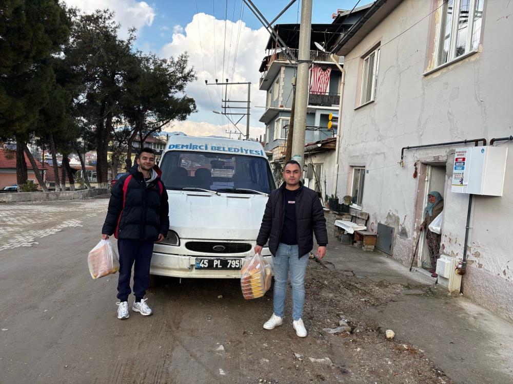Demirci'de ihtiyaç sahibi vatandaşların evlerine iftar servisi-1