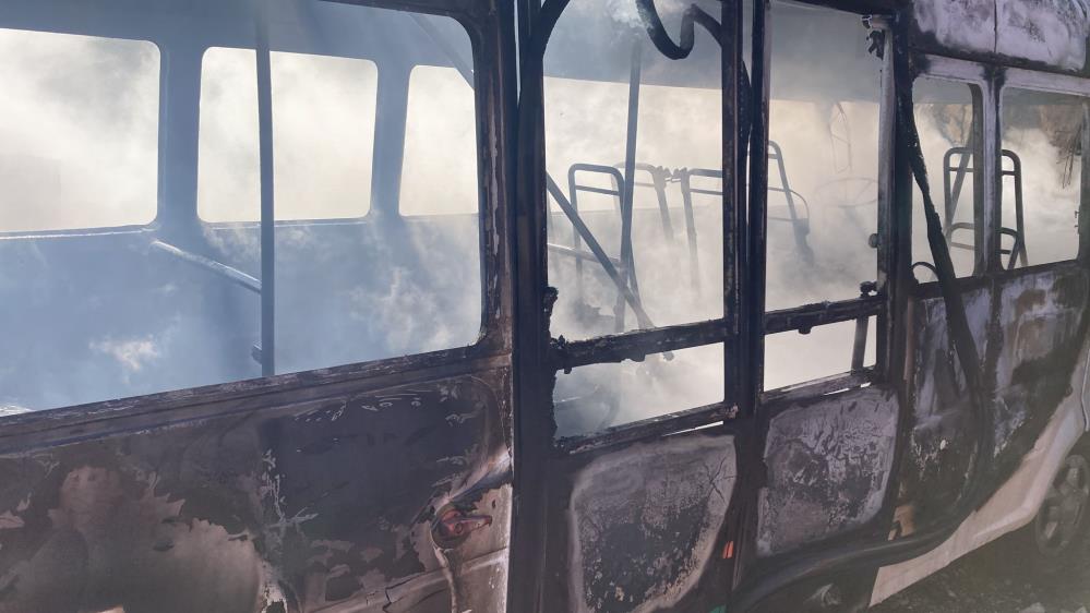 Muğla'da minibüs alevlere teslim oldu!