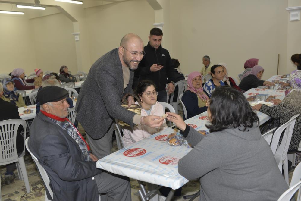 Başkan Zencirci iftarda vatandaşlara incir ikramında bulundu-1
