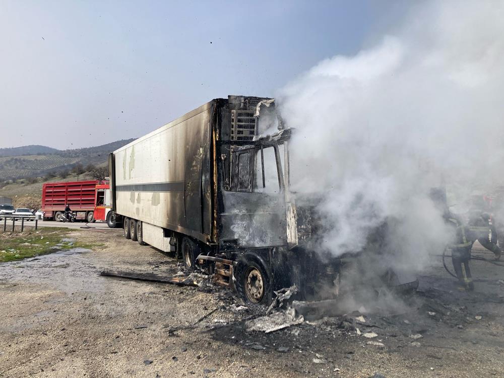 Manisa'da seyir halindeki tır alevlere teslim oldu!