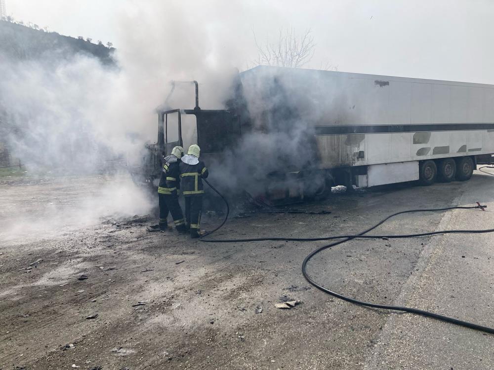 Manisa'da seyir halindeki tır alevlere teslim oldu!