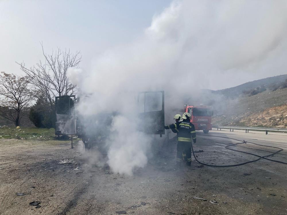 Manisa'da seyir halindeki tır alevlere teslim oldu!-1