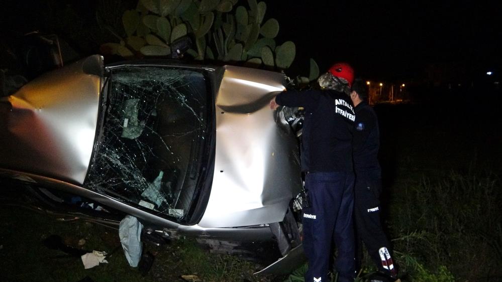 Kontrolden çıkan otomobil bahçeye uçtu: Polis memuru ağır yaralandı!