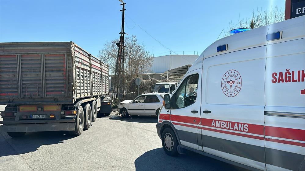 Uşak'ta otomobil ile tır çarpıştı: 1 yaralı