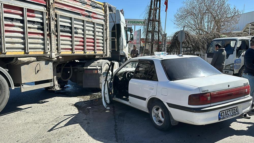Uşak'ta otomobil ile tır çarpıştı: 1 yaralı