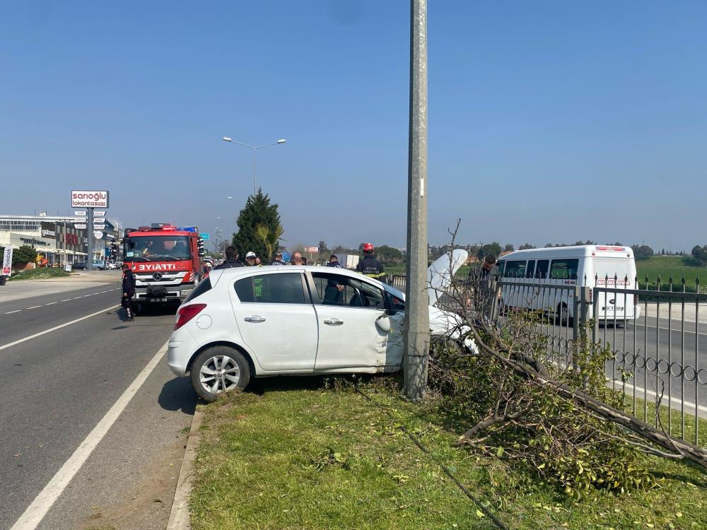 A WAydın'da kontrolden çıkan otomobil aydınlatma direğine çarptı: 1 yaralı