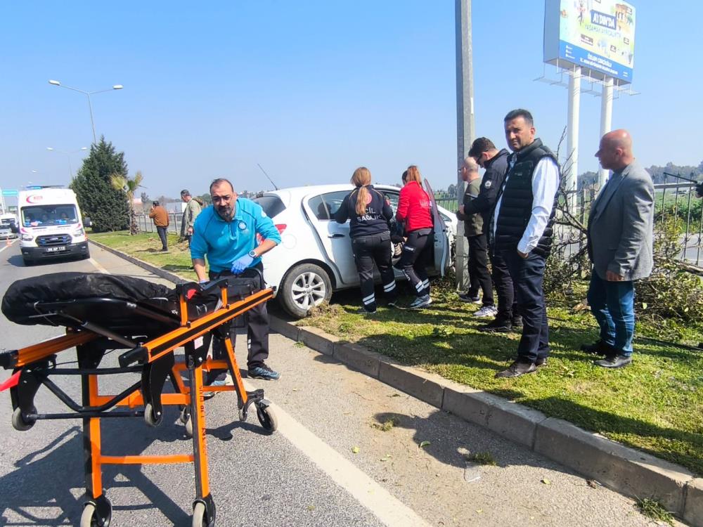 Aydın'da kontrolden çıkan otomobil aydınlatma direğine çarptı: 1 yaralı