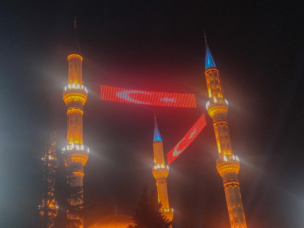 Saruhanbey Camiinde, Mahya geleneği yaşatılmaya devam ediyor!