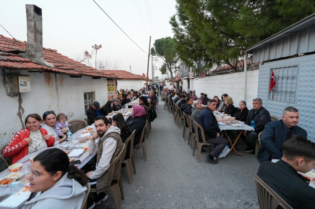 Başkan Zeyrek, Akhisar'da Balkan Göçmenleriyle Iftarda Buluştu (5)