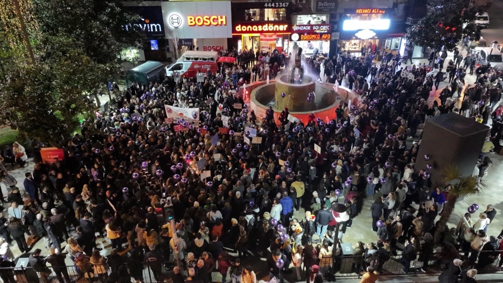 'Kadınlar Yürüyor Gece Aydınlanıyor' Etkinliği Manisa'da Yoğun İlgi Gördü (1)