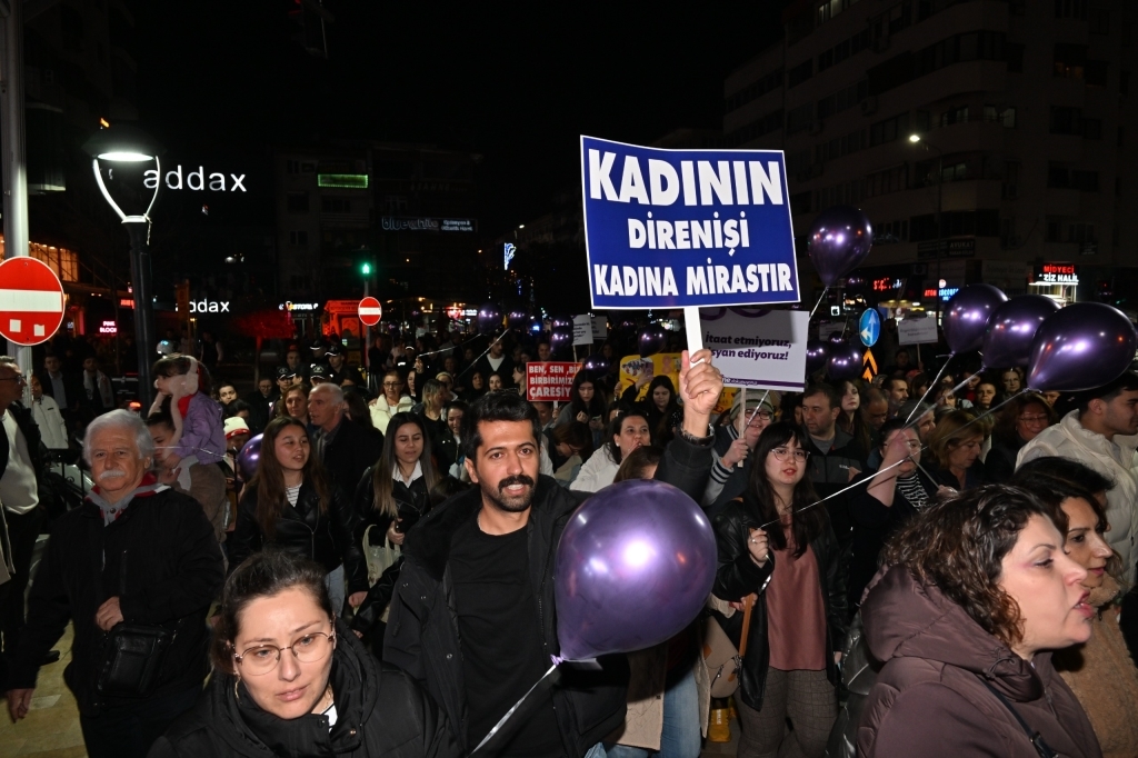 'Kadınlar Yürüyor Gece Aydınlanıyor' Etkinliği Manisa'da Yoğun İlgi Gördü (2)