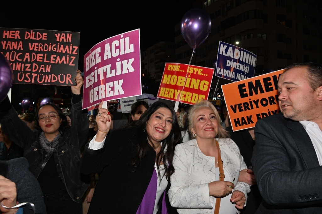 'Kadınlar Yürüyor Gece Aydınlanıyor' Etkinliği Manisa'da Yoğun İlgi Gördü (3)