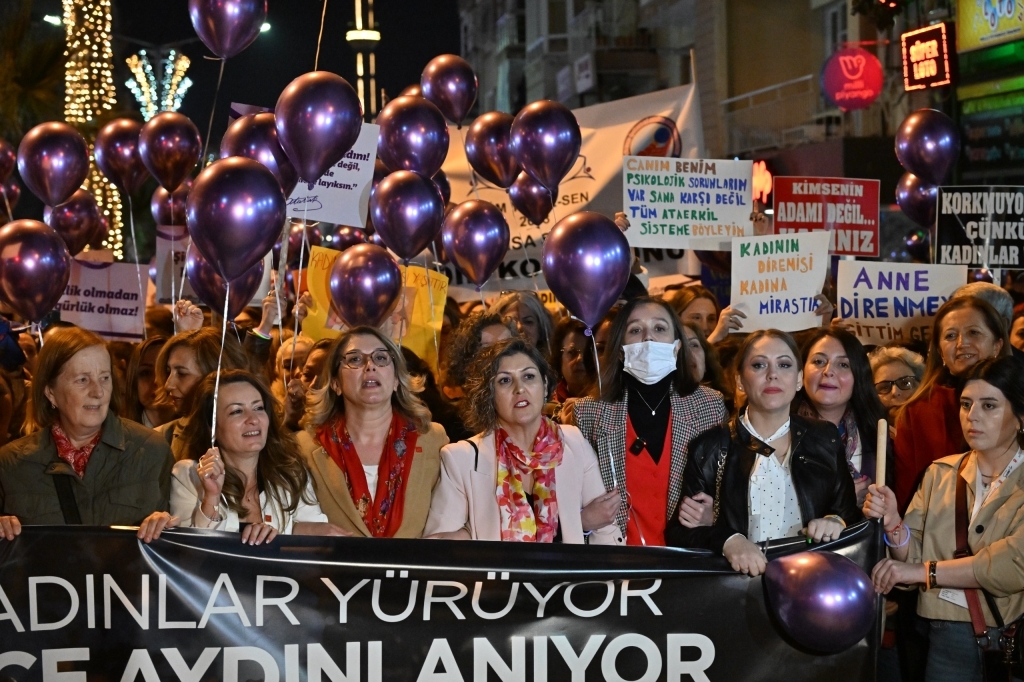 'Kadınlar Yürüyor Gece Aydınlanıyor' Etkinliği Manisa'da Yoğun İlgi Gördü (5)