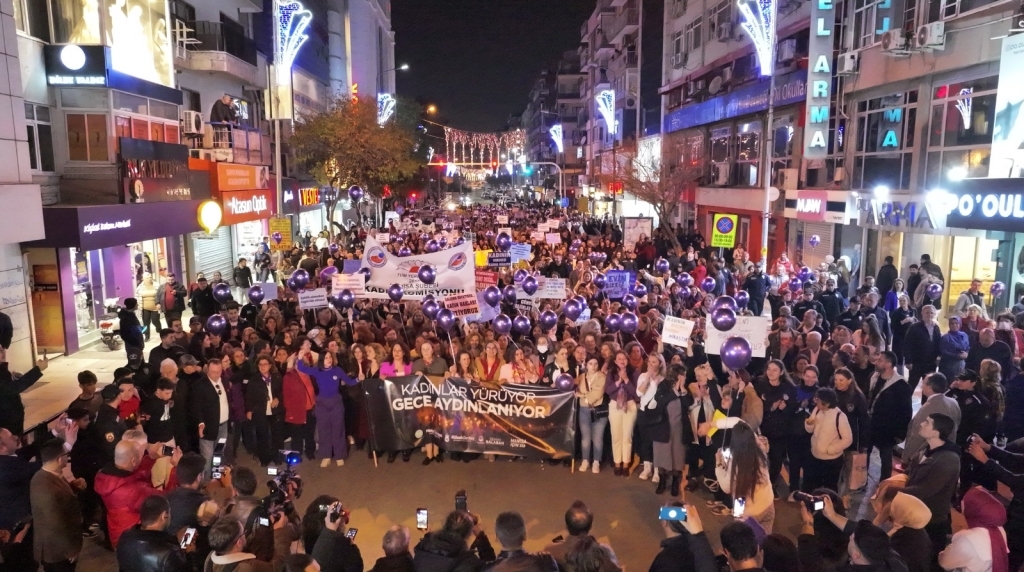 'Kadınlar Yürüyor Gece Aydınlanıyor' Etkinliği Manisa'da Yoğun İlgi Gördü (6)