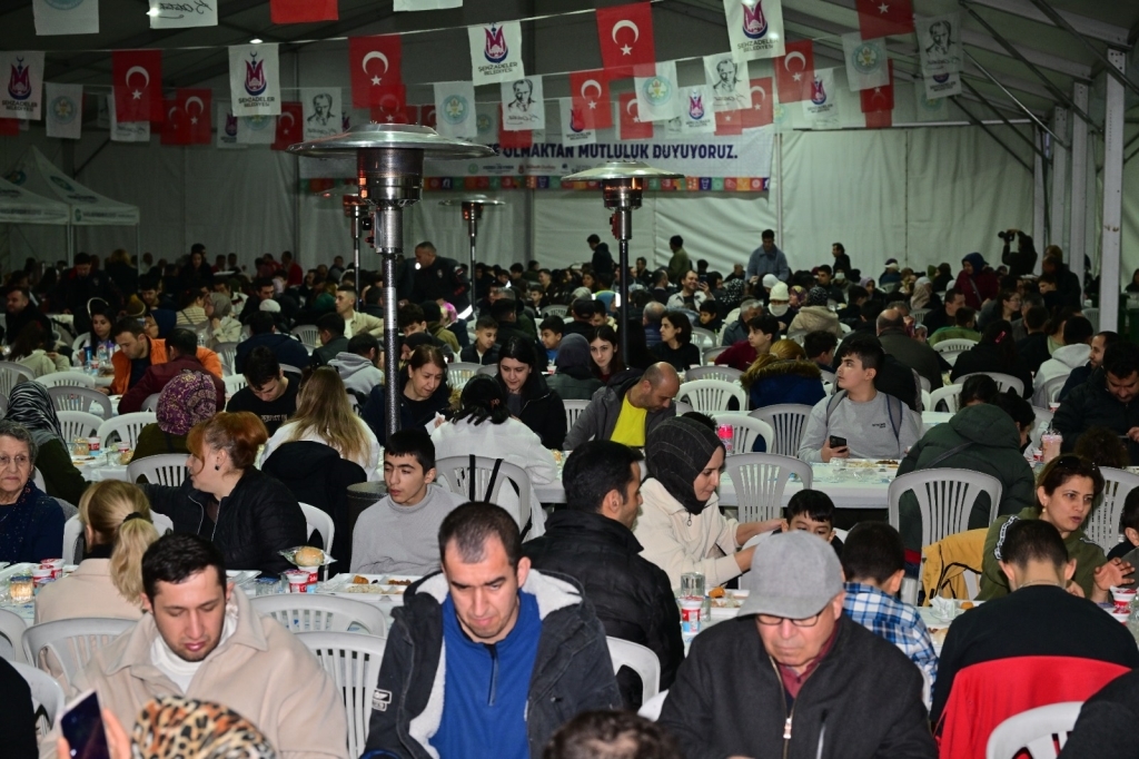 Manisa Büyükşehir Belediyesi, Binlerce Vatandaşı Iftar Sofrasında Buluşturdu! (3)
