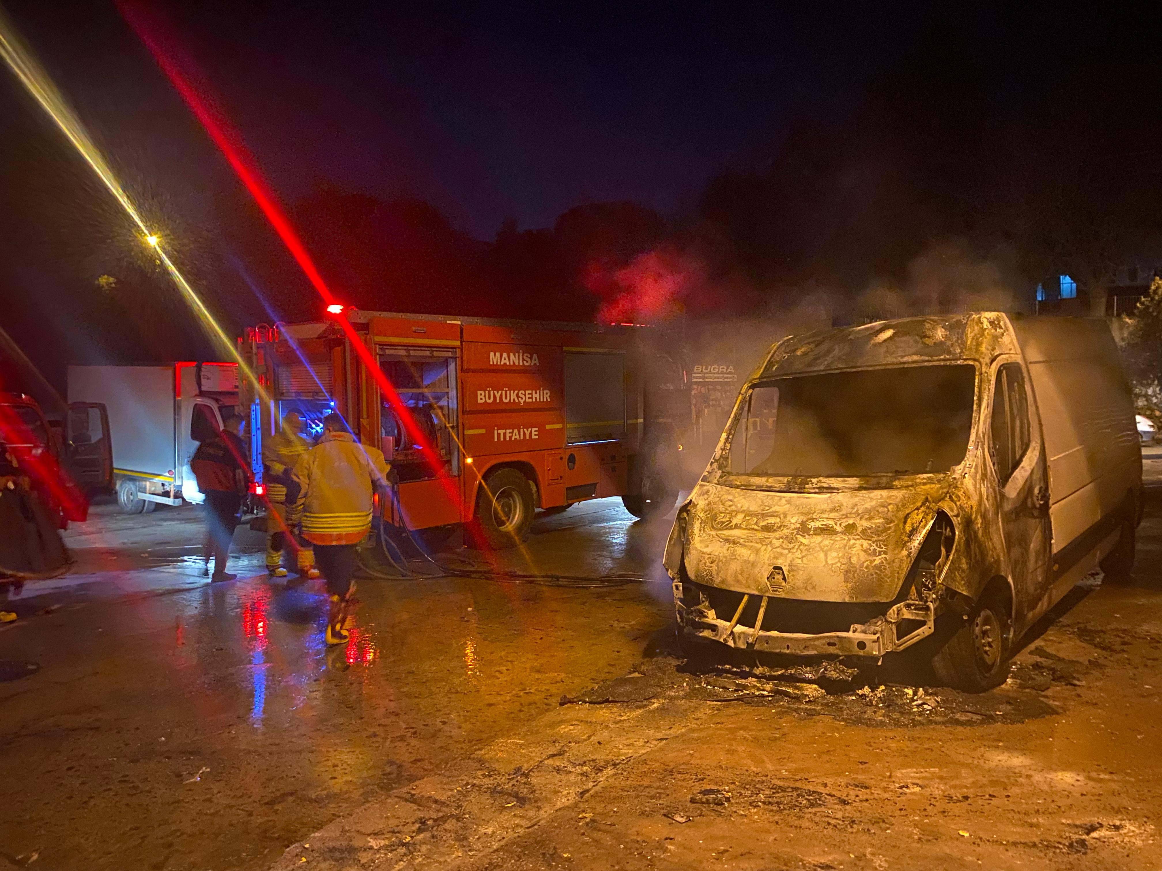 Manisa'da Park Halindeki Araç Alevlere Teslim Oldu! (3)