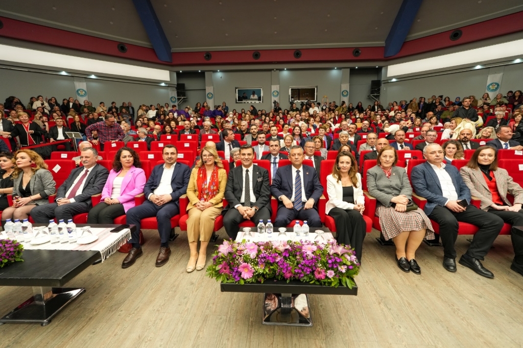 Özgür Özel Manisa'da Konuştu Kadın Erkek Eşitliğini Her Alanda Güçlendireceğiz (4)