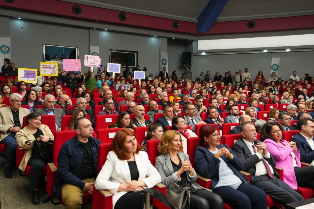 Özgür Özel Manisa'da Konuştu Kadın Erkek Eşitliğini Her Alanda Güçlendireceğiz (7)