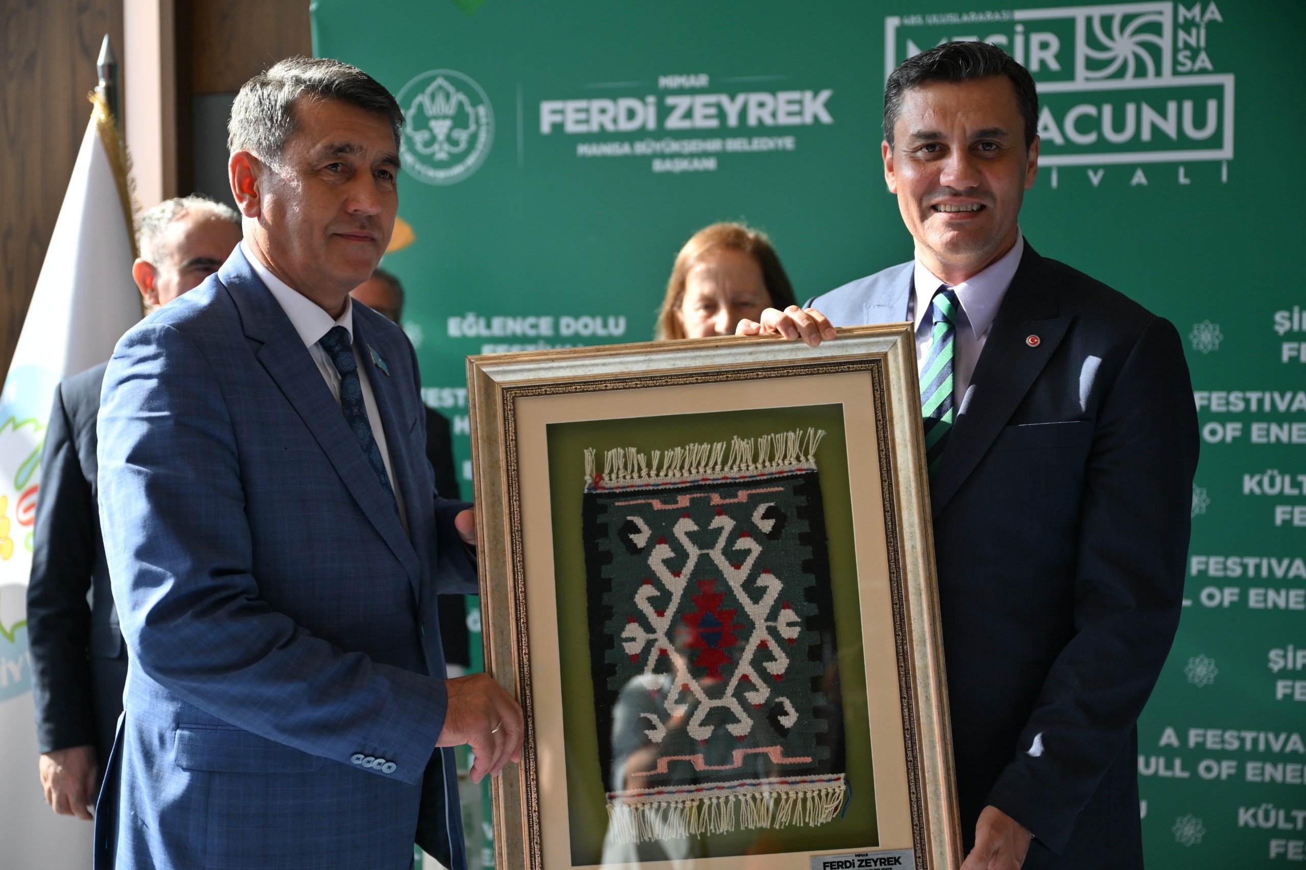 Manisa'da festival coşkusu: Hediyeler havada uçuştu-1