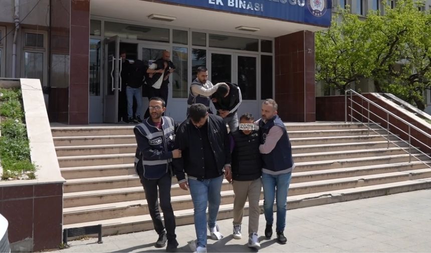Eşine Mesaj Atan Akrabasını Vurdu