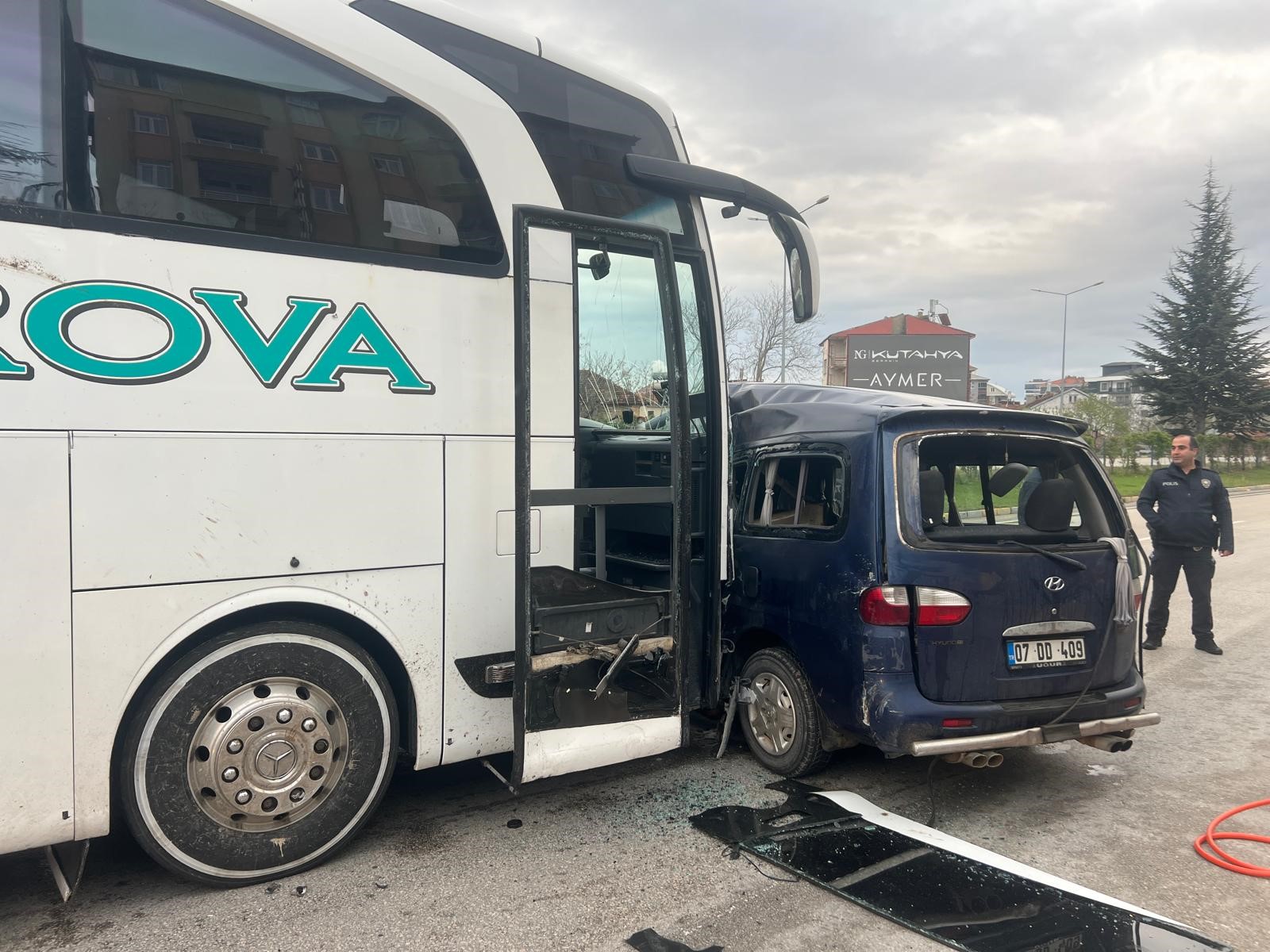 Otobüs Ve Ticari Araç Çarpıştı (2)