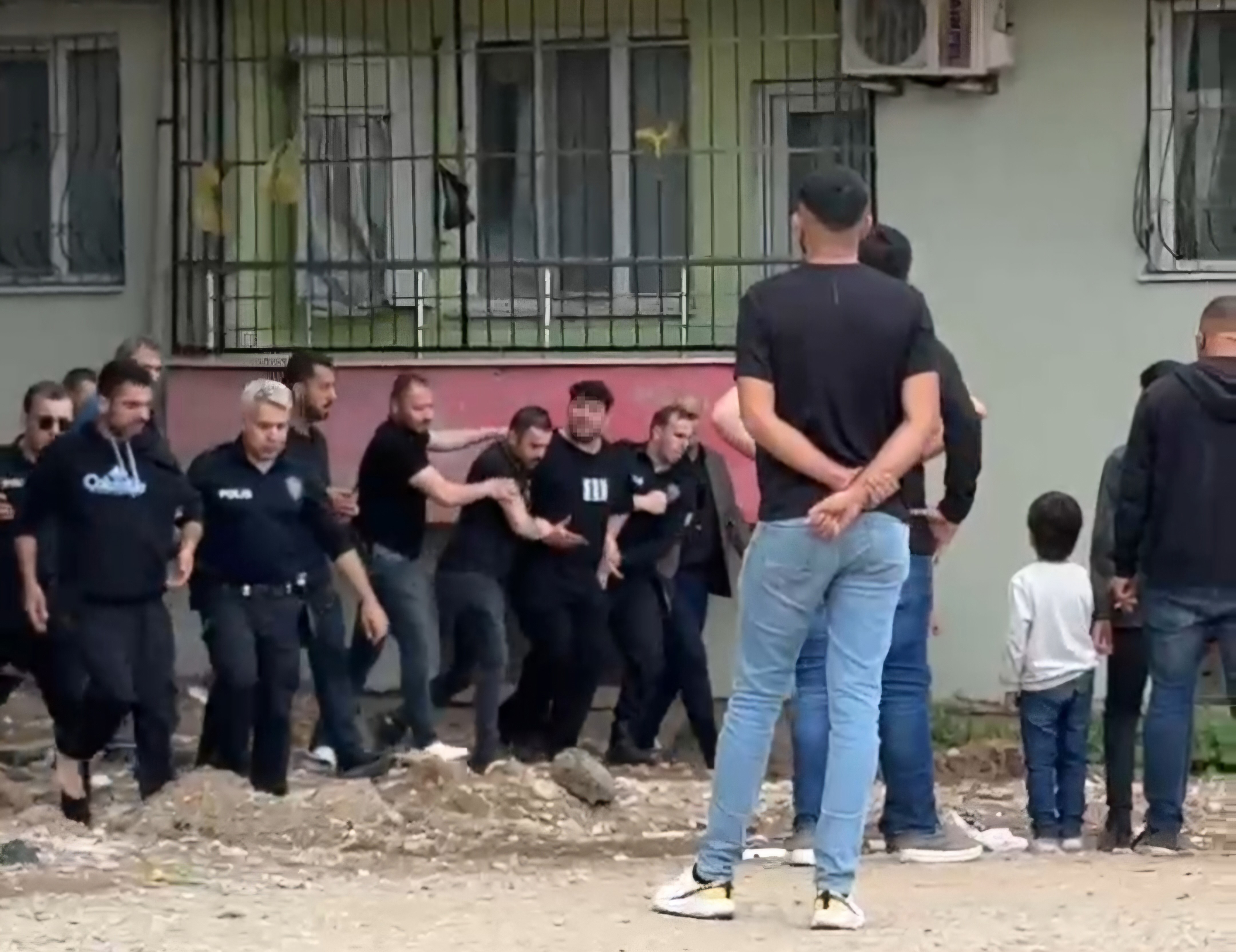 İki yaşındaki kızı ile birlikte canına kıymak istedi-1