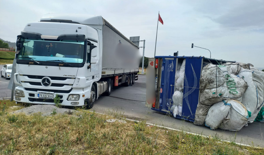 Manisa'da Tır Ve Kamyonet Çarpıştı 1 Yaralı (1)