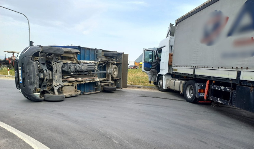 Manisa'da Tır Ve Kamyonet Çarpıştı 1 Yaralı